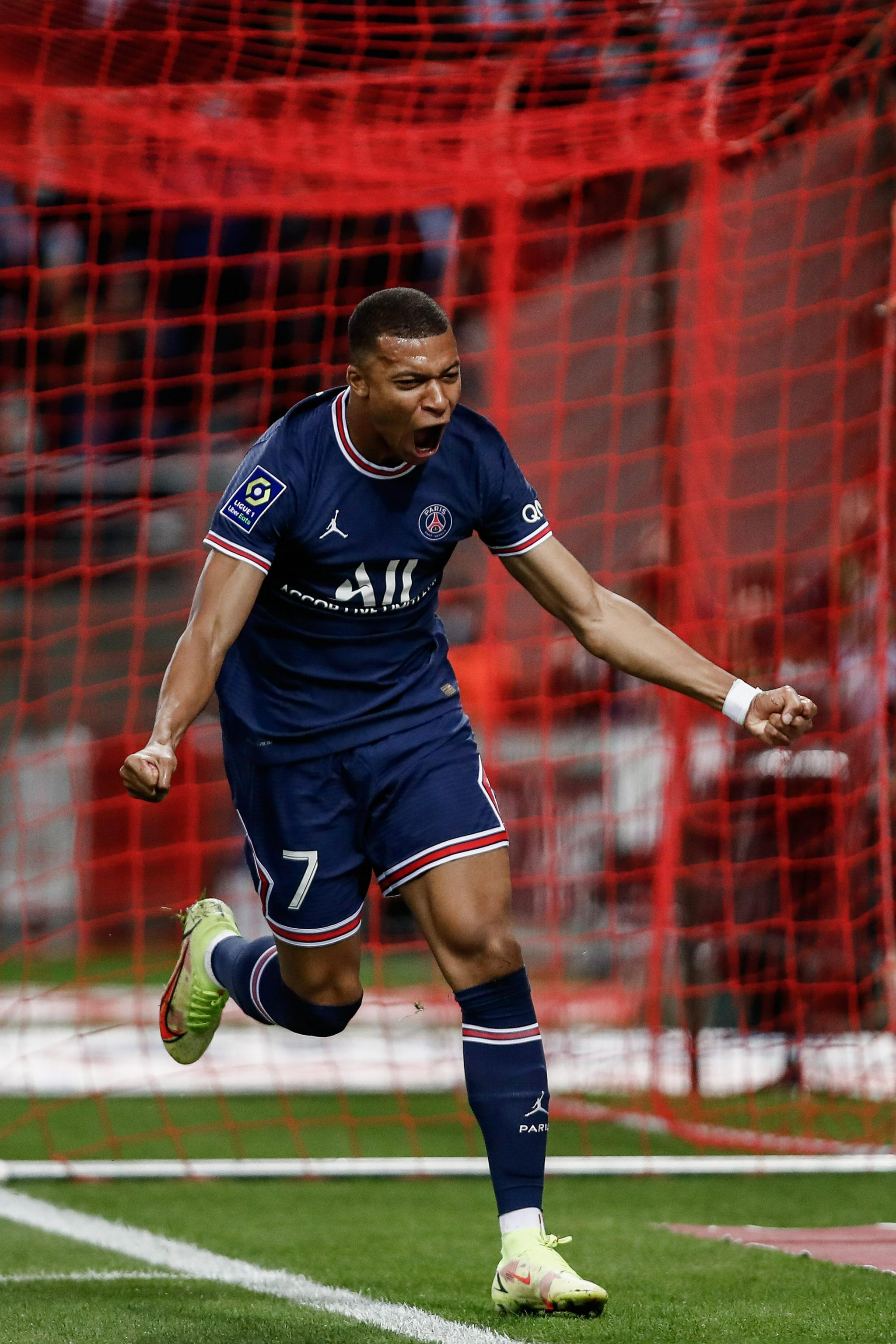 前锋关键进球锁定胜局