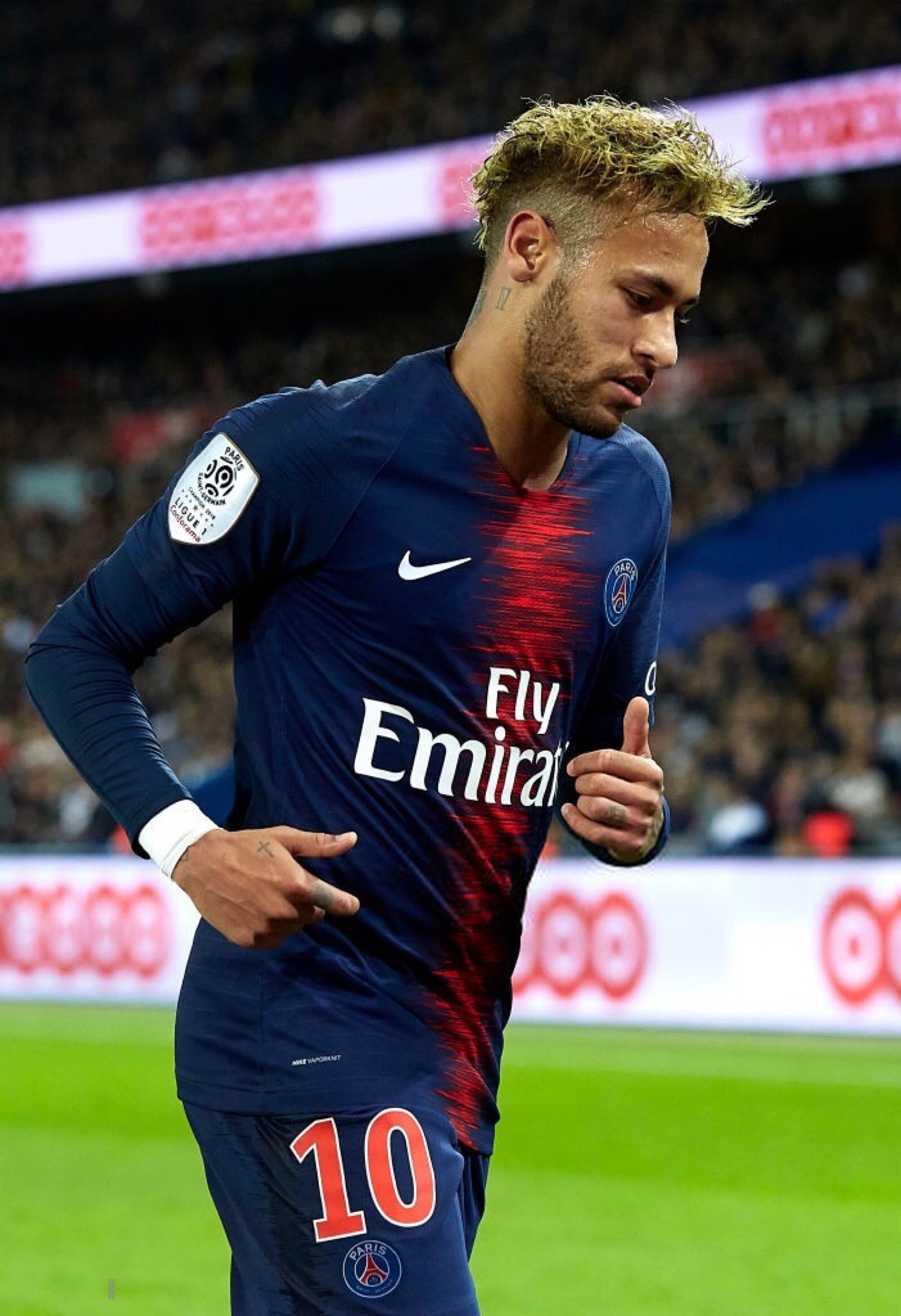 足球国足专机启程，目标三连胜