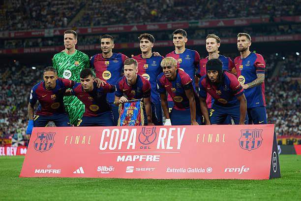 心系老东家，维尼修斯晒穿达尼洛弗拉门戈13号球衣打游戏